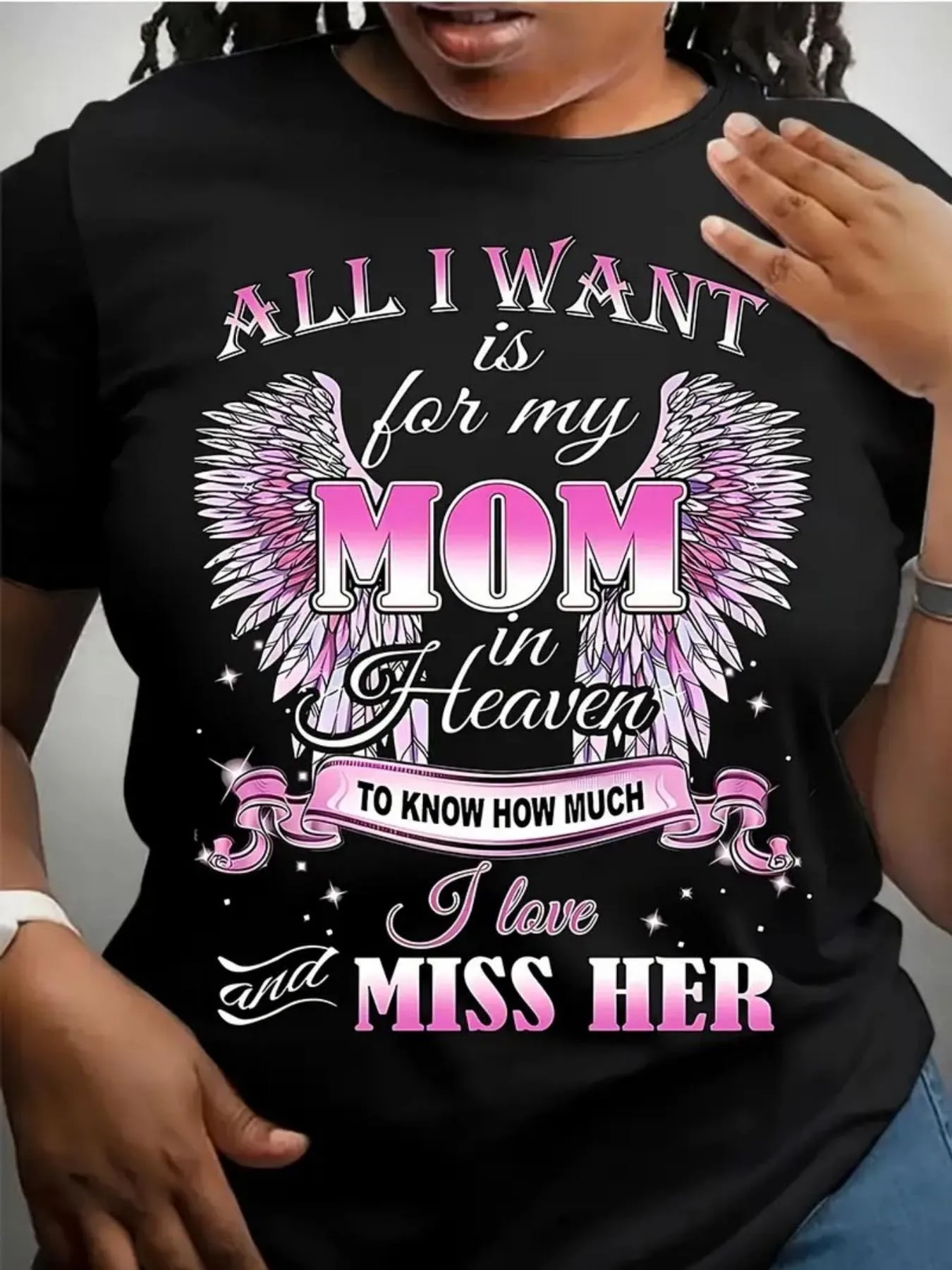 Lo único que quiero es que mi mamá, que está en el cielo, sepa lo mucho que la quiero y cómo la extraño. Camiseta de mujer de talla grande: moderna camiseta negra con diseño de texto en rosa y blanco, alas de ángel con plumas y detalles brillantes, perfecta para recordar a los seres queridos.