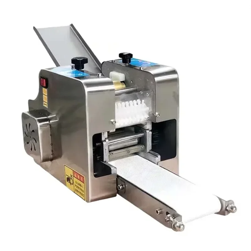 آلة صنع عجينة السمبوسك الصغيرة على سطح الطاولة / آلة صنع غلاف التورتيلا روتي