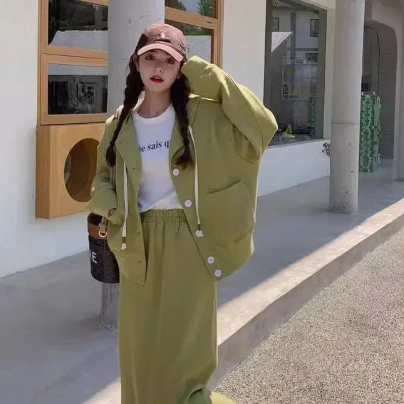 طقم مكون من قطعتين عالي الخصر وتنورة نصف تنورة للتنحيف للنساء بتصميم كوري عصري جديد مع غطاء للرأس