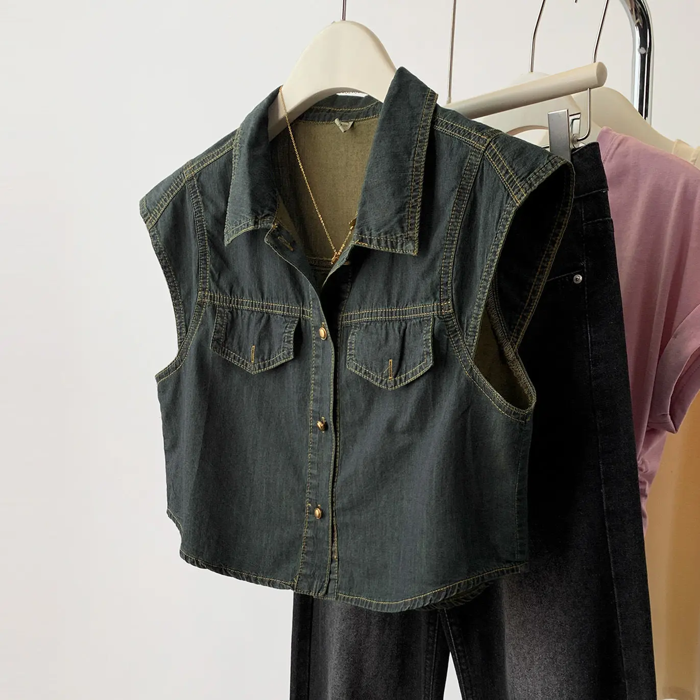 Jaqueta jeans retrô para mulher, camisola versátil sem mangas, top de verão, Street Explosion Design Sense, versátil