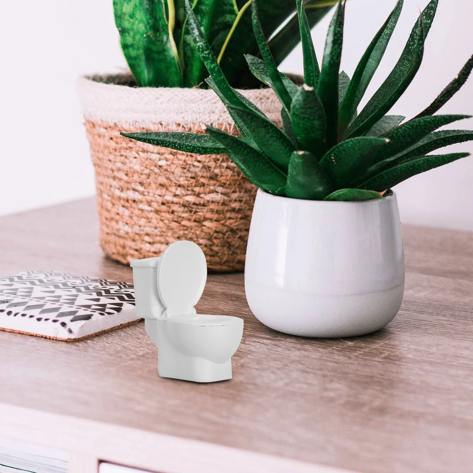 

Miniature Commode Resin Decor Stylish Adornment for Miniature Garden Indoor Outdoor Use Home Scene Layout Micro Landscape