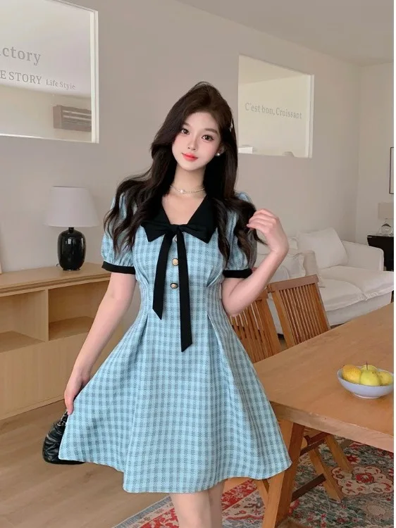 

Новинка! Женское летнее платье больших размеров синего цвета в клетку, с воротником «Питер Пэн», коротким рукавом, приталенное, с завышенной талией, А-силуэт, юбка-трапеция.