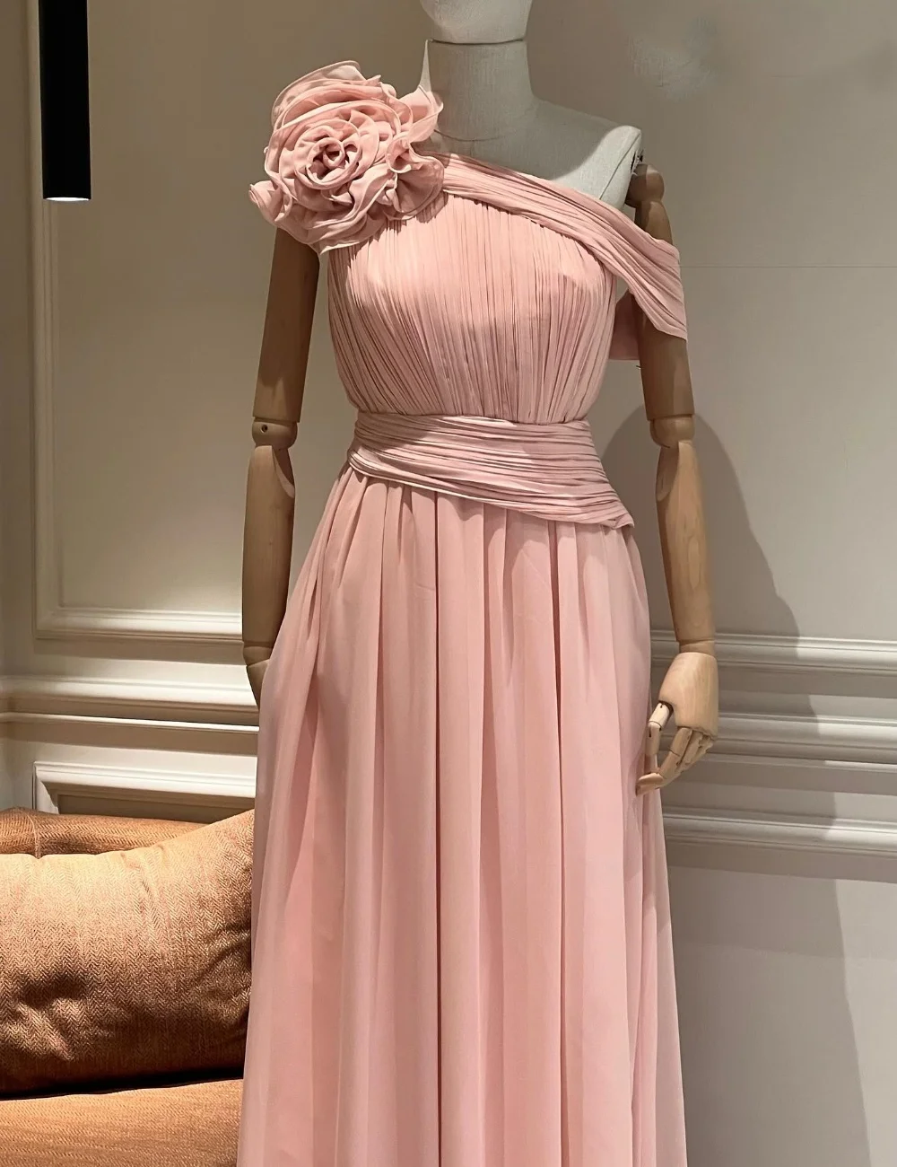 

Customized Simple Chiffon Pleat Handmade Flower A-line One-shoulder Long Dresses Bespoke Occasion Celebrity High Quality