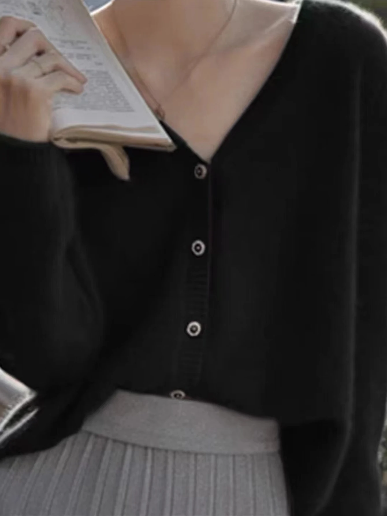 Damski sweter rozpinany z okrągłym dekoltem, dzianina, dopasowany krój, długi rękaw, prosty krój, bez ozdób.