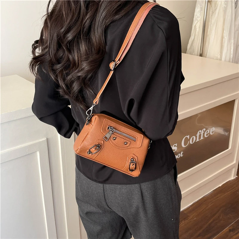 

Стильная сумка через плечо из натуральной кожи от известного дизайнера для женщин предлагает вневременную роскошь