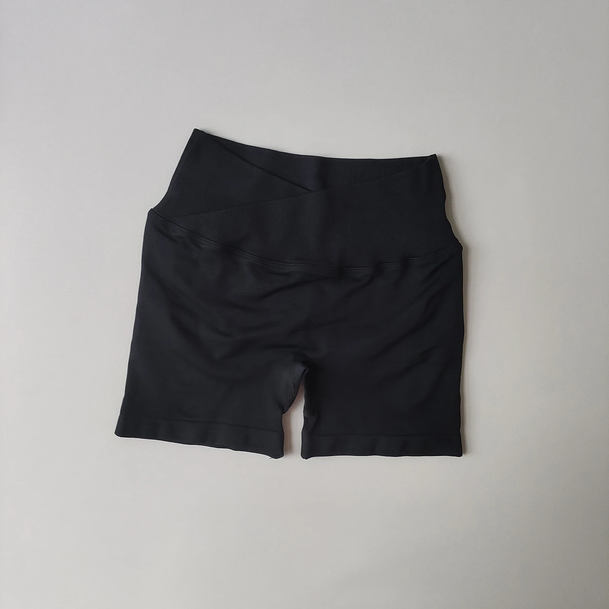 Damen Yoga-Shorts mit Vorderkreuz-Taille, dreiteilig, Hüftstraffend, Schnelltrocknend, Eng Anliegende Sportshorts für Training, Laufen und Fitness – Detail 12