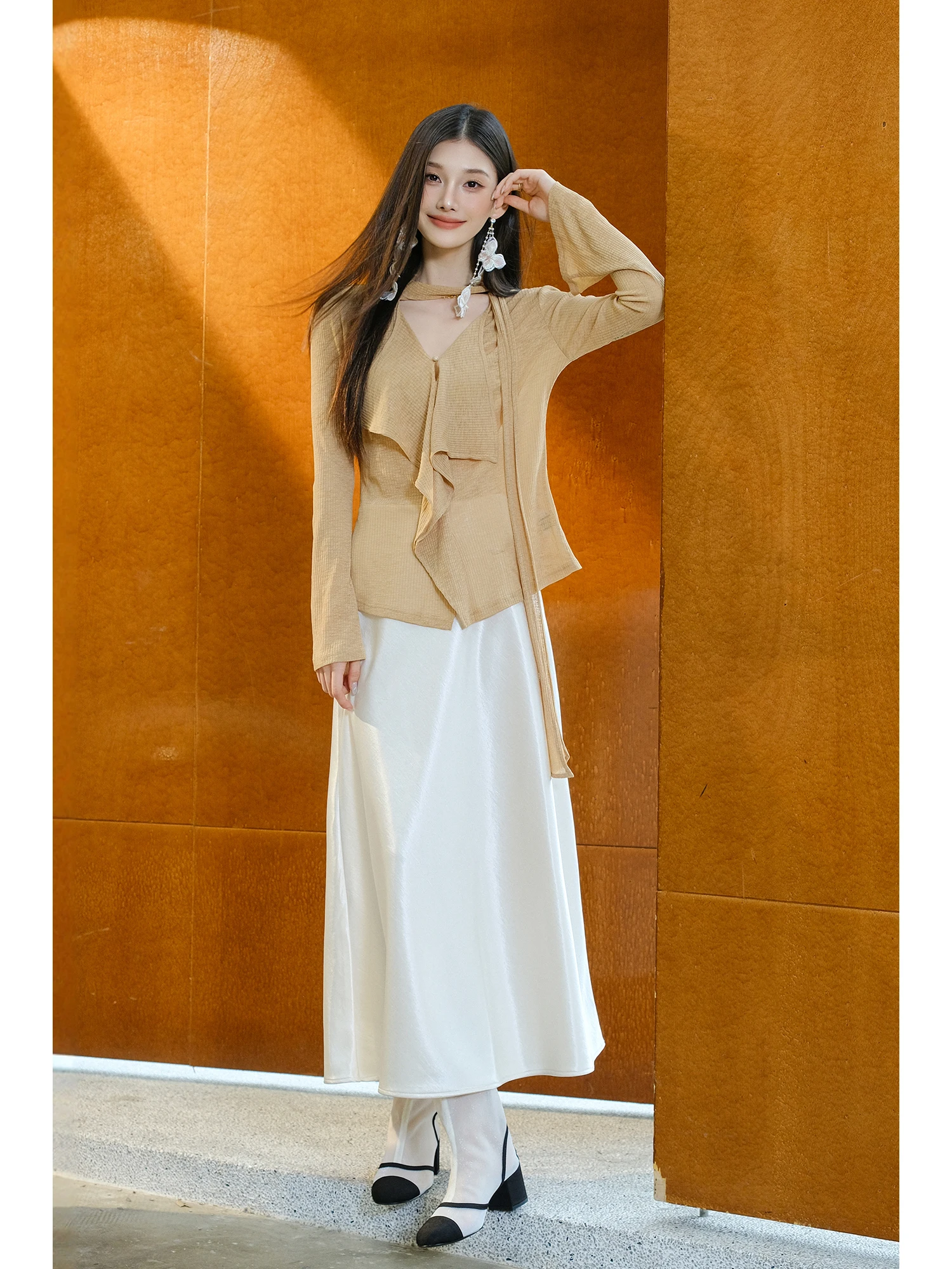 

Шелковая атласная юбка MIUCO с высокой талией, А-силуэт, миди, глянцевая, гладкая, облегающая, длинная, с эффектом струящейся ткани, 2025