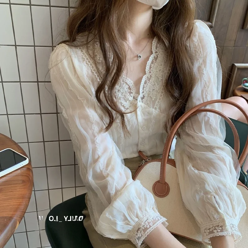

Elegant V-Neck Lace Base Shirt Women's Spring Fashion 2026 New Design Sweet Stylish Age-Defying Charming Top Commute Style
