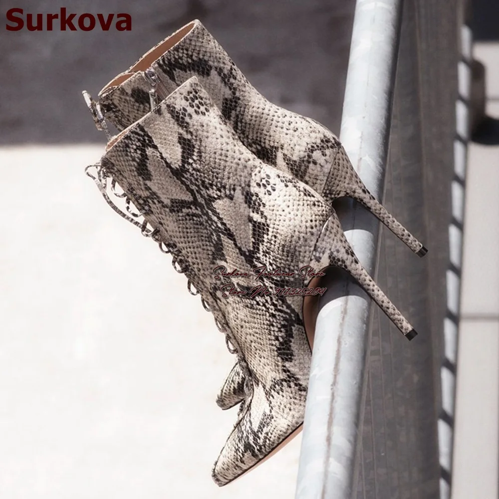 

Серые матовые полусапожки Surkova из змеиной кожи, короткие ботинки на шпильке с острым носком и шнуровкой, мотоциклетная обувь с золотым крокодиловым узором