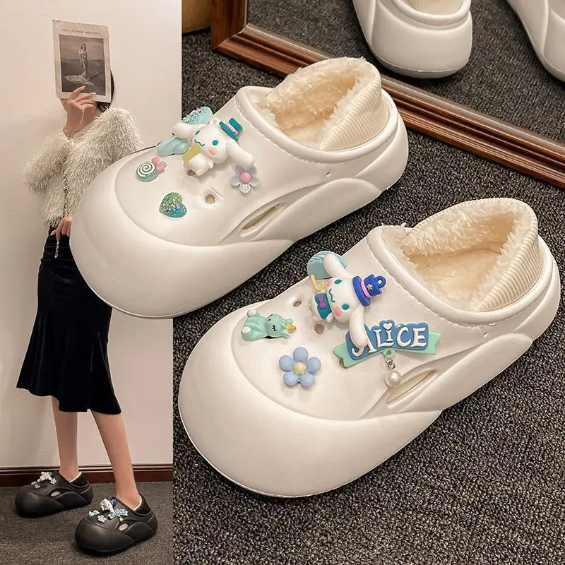 การ์ตูน Sanrio Cinnamoroll ผู้หญิงน่ารักฤดูหนาวใหม่บ้านในร่ม Plus กํามะหยี่อบอุ่นลื่นสวมใส่กระเป๋าส้นรองเท้าแตะผ้าฝ้าย