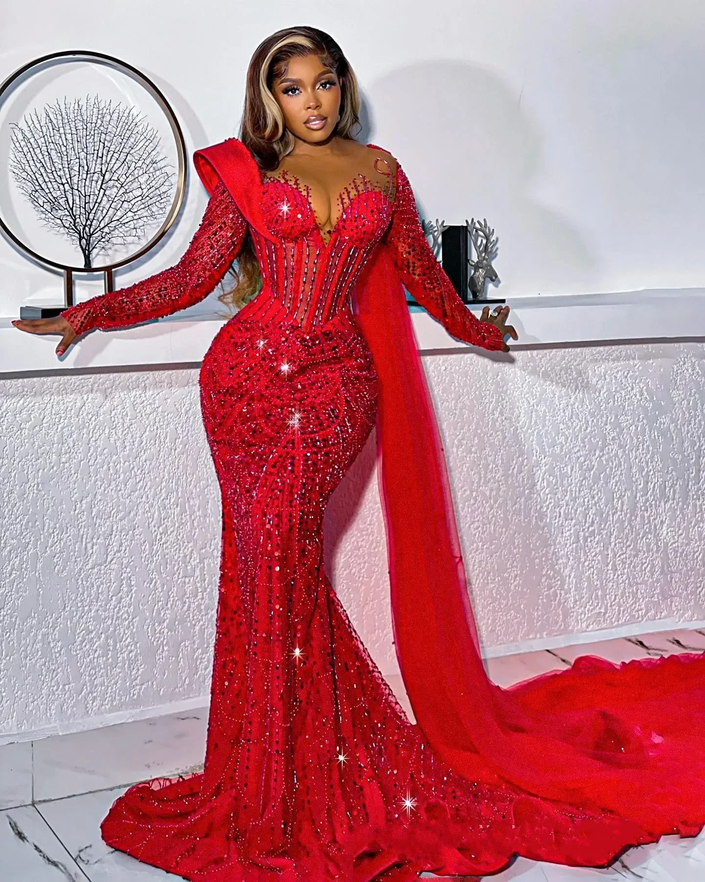 2025 Abito da ballo rosso personalizzato Illusion Abito da festa con paillettes in rilievo per occasioni speciali Secondo ricevimento Moda donna nera