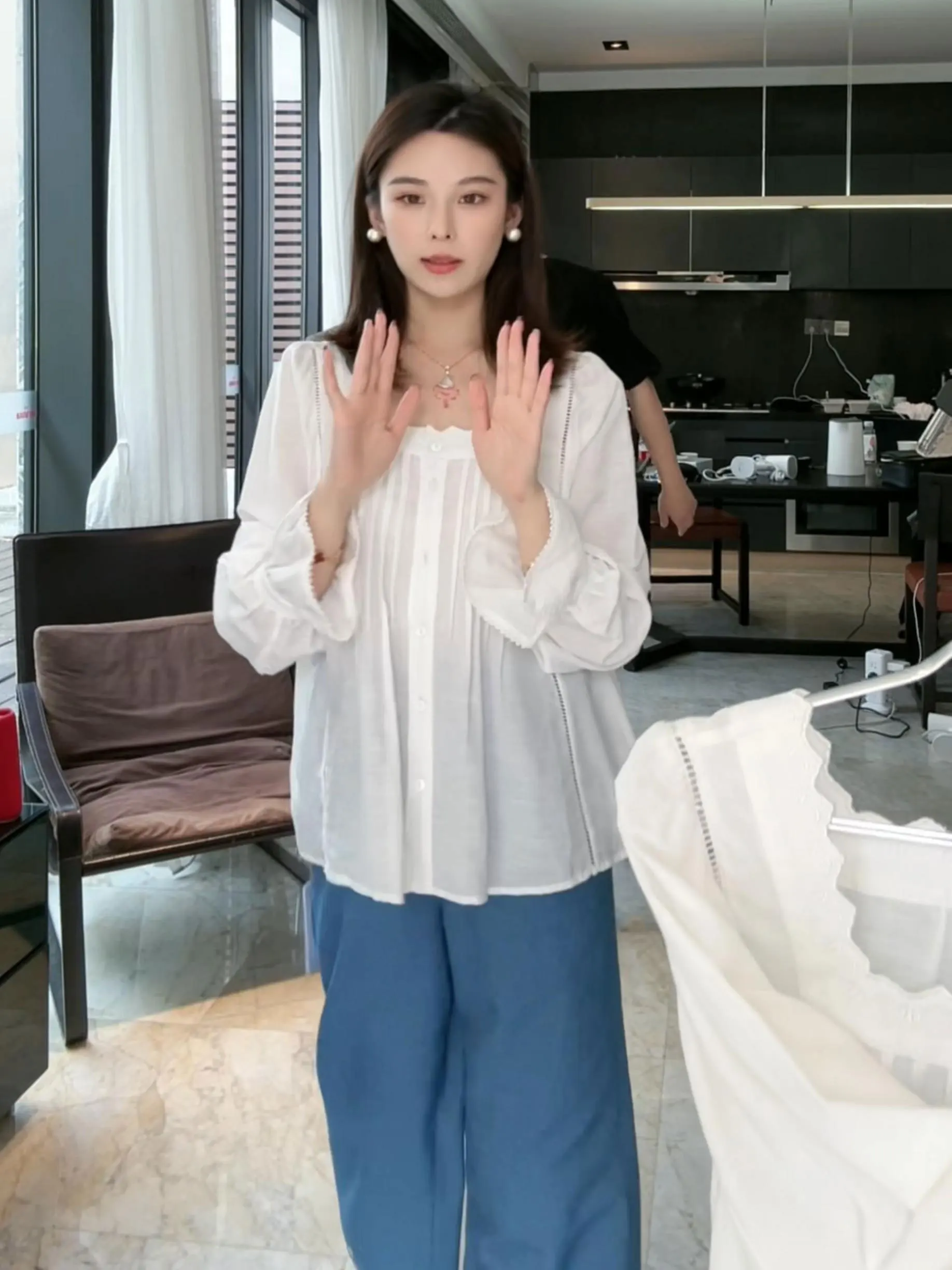 

Yuyu Wang Language irt RBZ2SC002 Женская блузка с длинным рукавом и квадратным воротником, однотонная, из смесовой лирической ткани, китайского происхождения, весна 2025