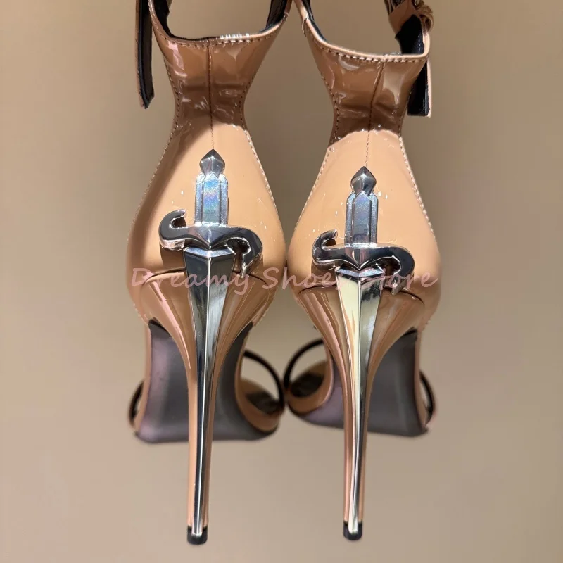 Sandalias de tacón de aguja con una correa en forma de espada blanca para mujer, zapatos de fiesta de charol a la moda con punta abierta y decoración de Metal plateado