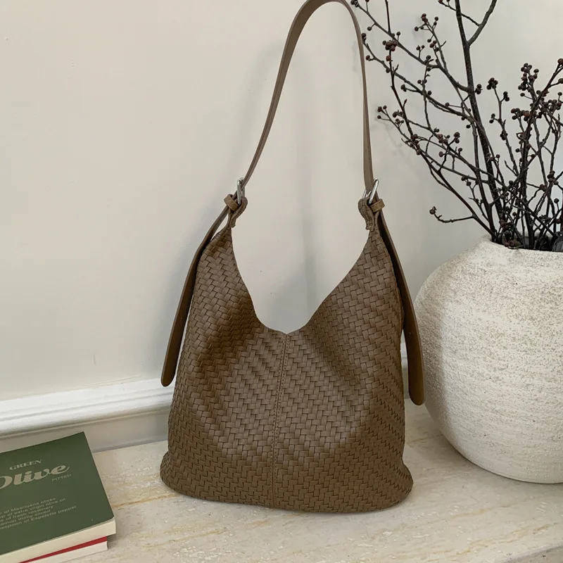 

Autumn and winter retro large capacity bag for women2025New Fashion Woven Pattern Single Shoulder Crossbody Commuter Bucket Bag