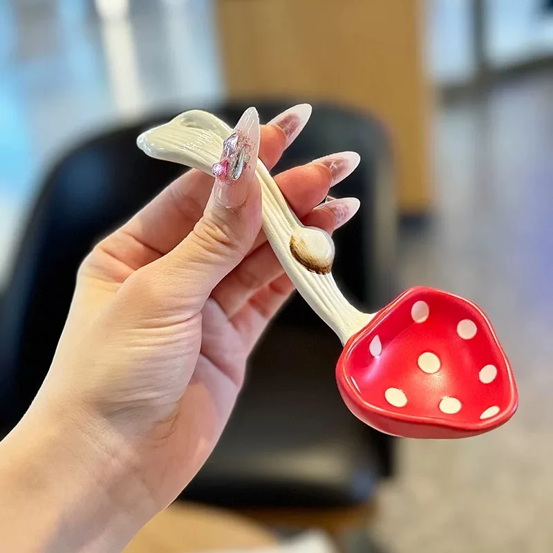 

High-Quality Design Cute Mushroom Dessert Spoon Exquisite Household Ceramic Soup Spoon with a Sense of Ritual 1Pcs