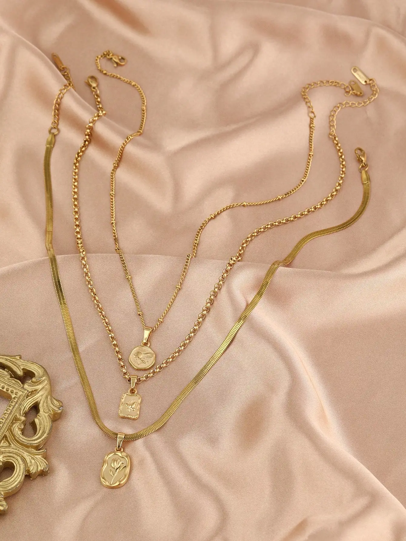 

3pcs Gold Tone Layered Necklace Set with Flower, Butterfly & Rabbit Charms for Women, Daily Wear & Gift