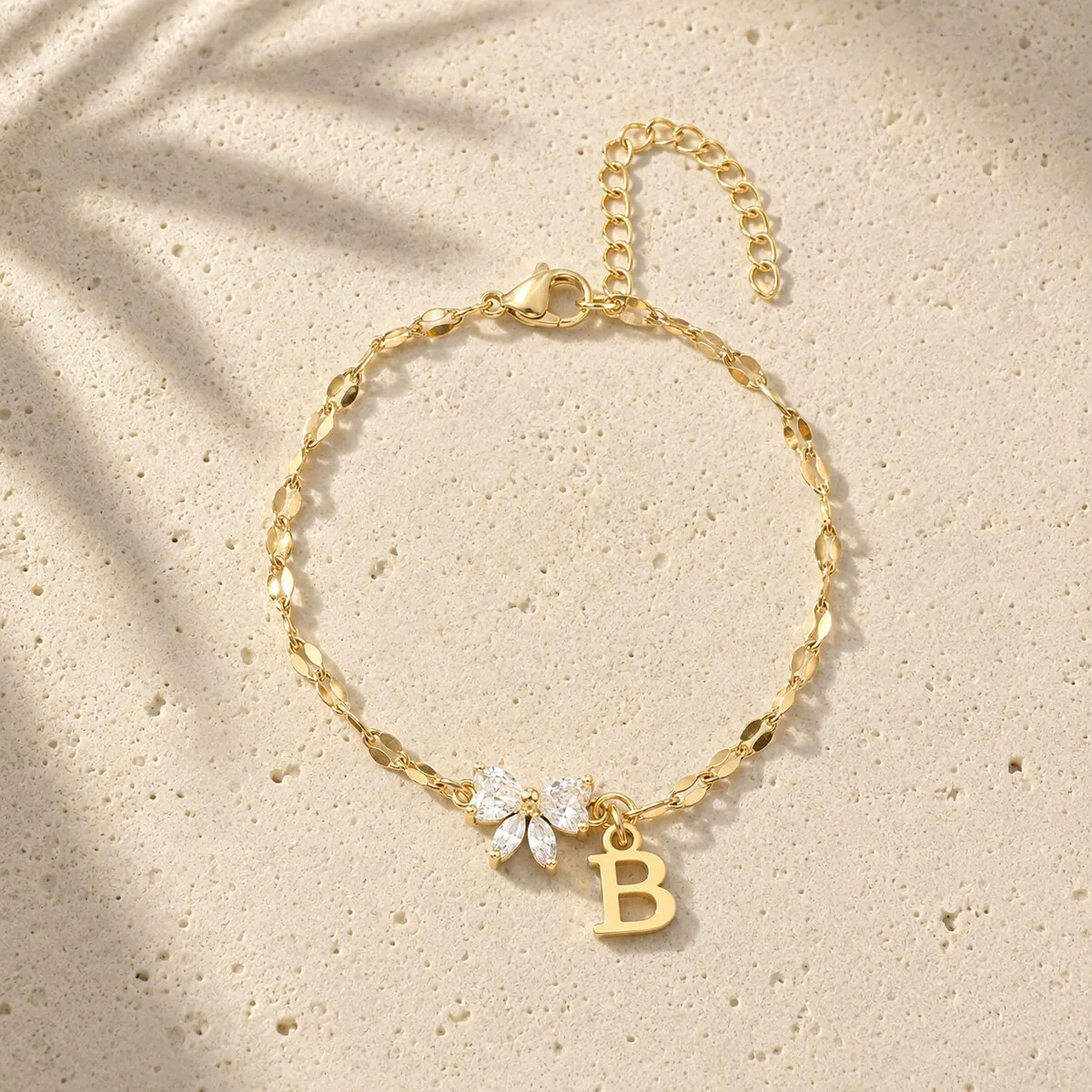 Initial-Charm-Armbänder mit vergoldeten Buchstaben für Damen und Herren mit Schmetterling-Zirkonia und zierlicher Kette – Schmuckkollektion – Detail 5