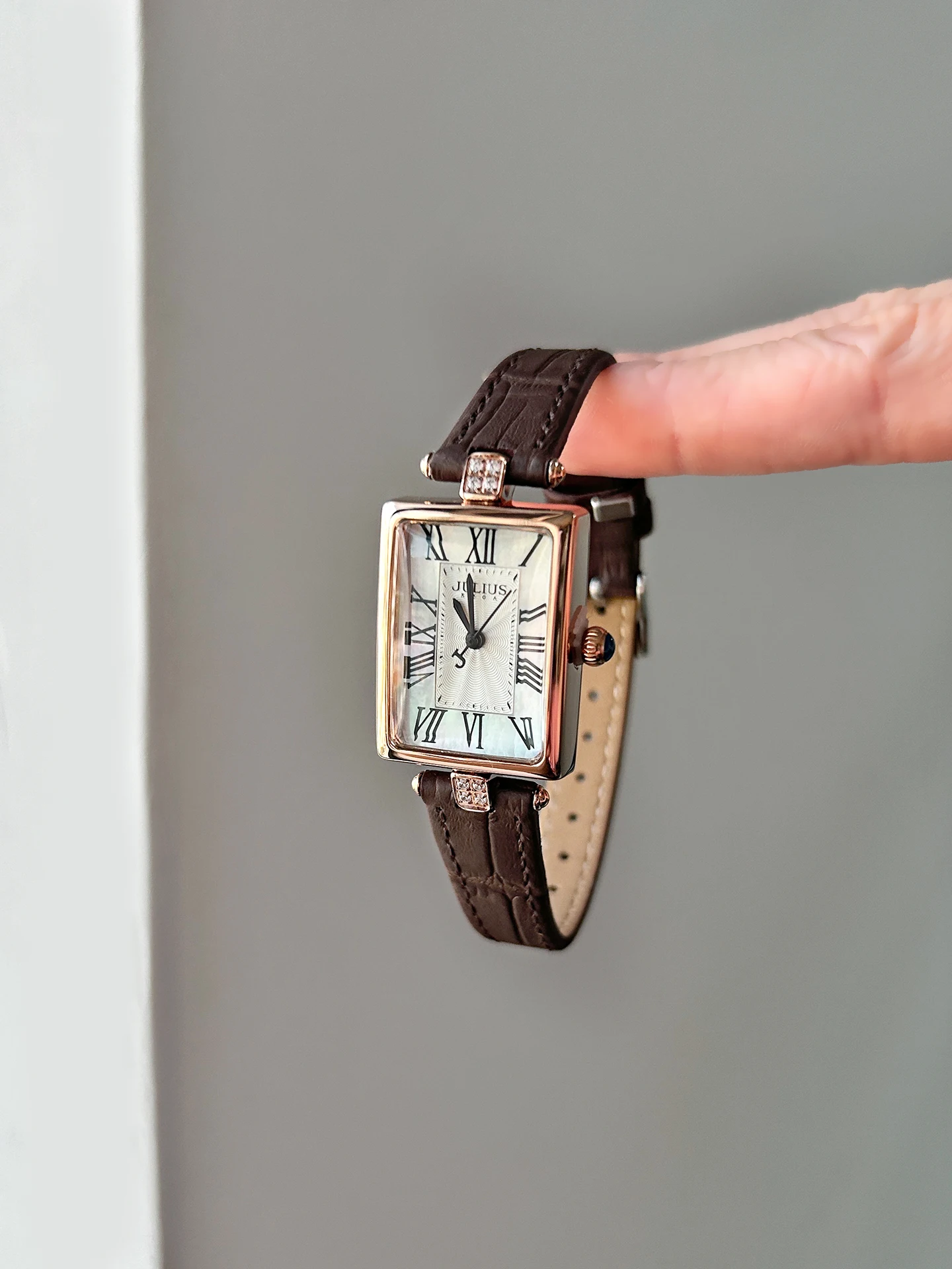 

2025 new style all-match temperament light luxury retro small square watch ladies quartz watch gift for women original gift