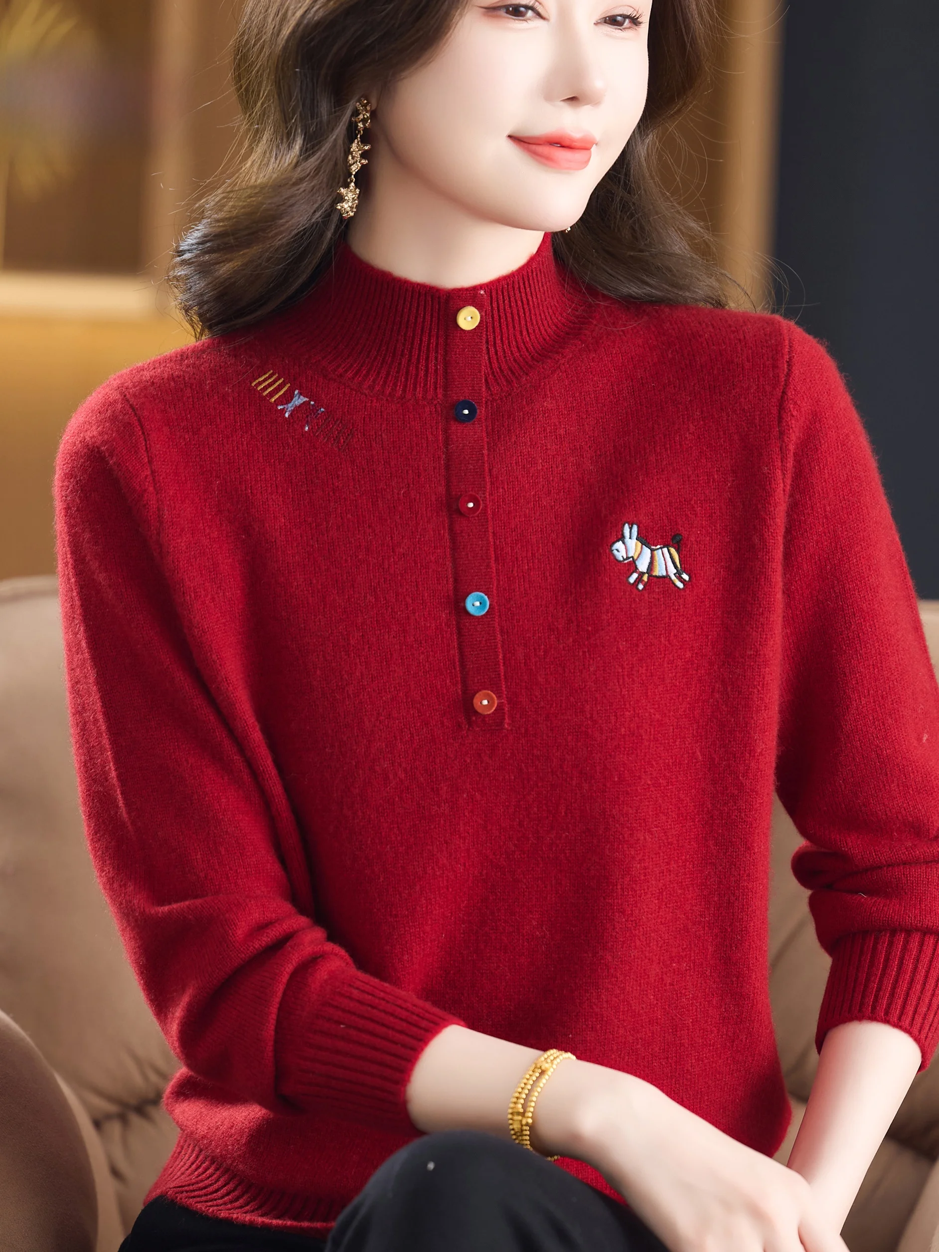 

Осенне-зимний красный вязаный шерстяной свитер с вышитыми пуговицами и высоким воротником Mom Sle Camere Base irt Faionable ...
