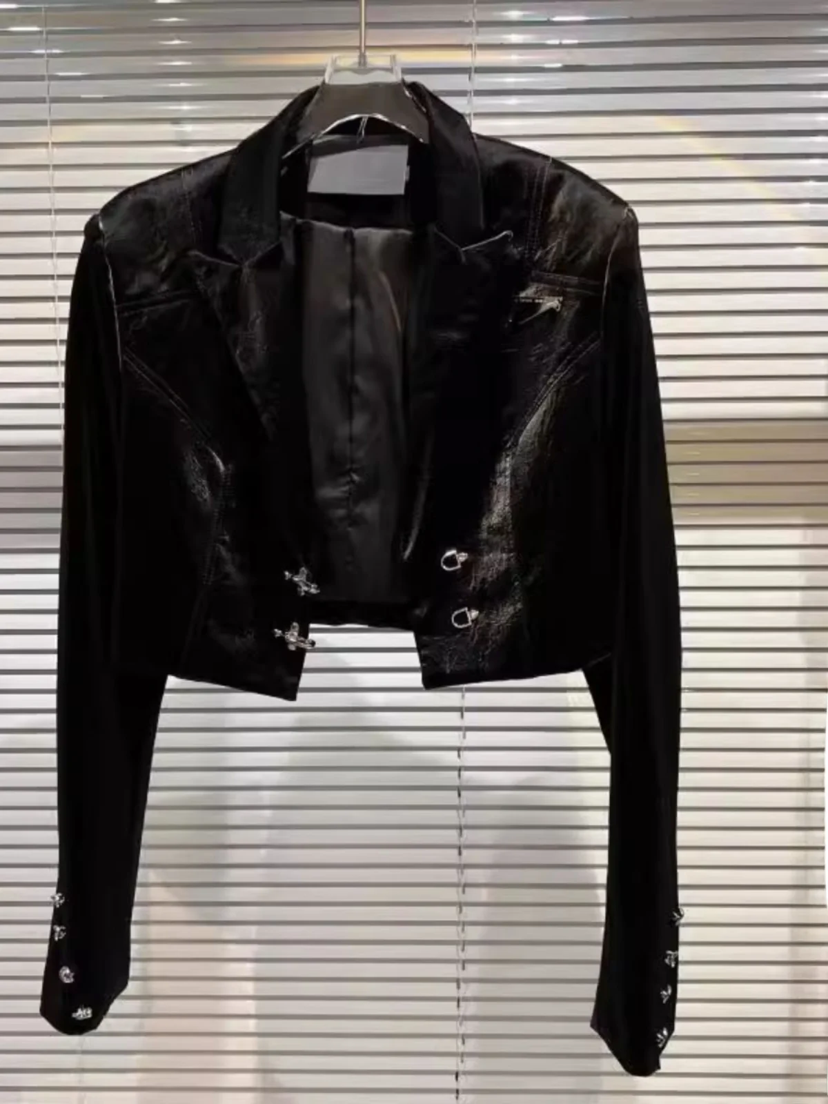 スリムフィット PU レザー ジャケット レディース ファッション 春の新作 小さなデザインセンス レトロ 多用途 オートコート ボタン スプライス ピュアカラー