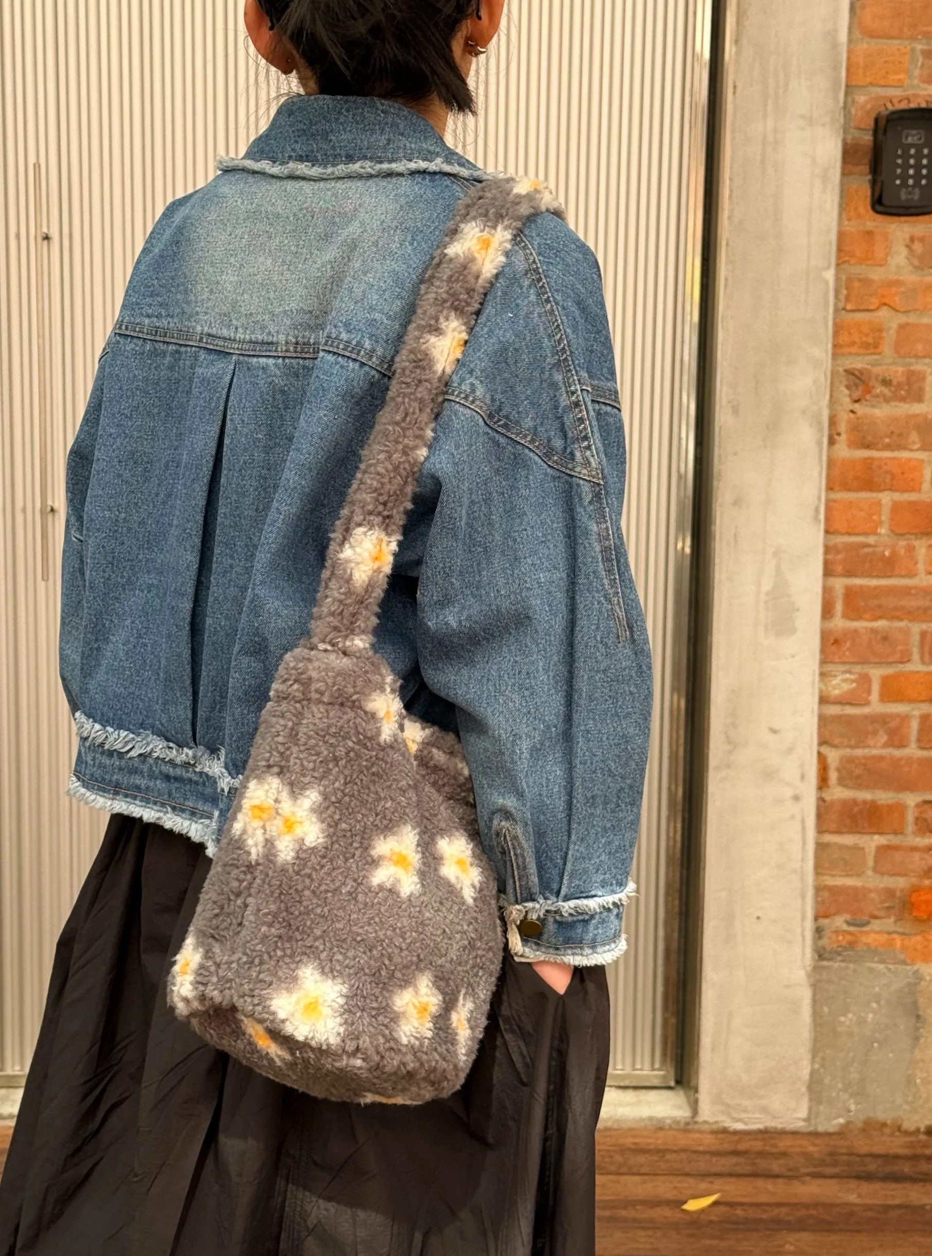 

Lost Chill, осенне-зимняя новая сумка-ведро из меха ягненка с ромашками, сумка через плечо Plu на одно плечо, милая мягкая ручка, молодежная хлопковая сумка...