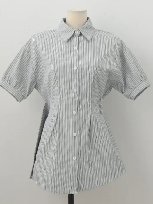 طقم ملابس نسائي مكون من قطعتين، قميص مخطط ضيق وسروال قصير واسع الساقين بخصر مرتفع، تصميم صيفي أنيق مع حزام للخصر.