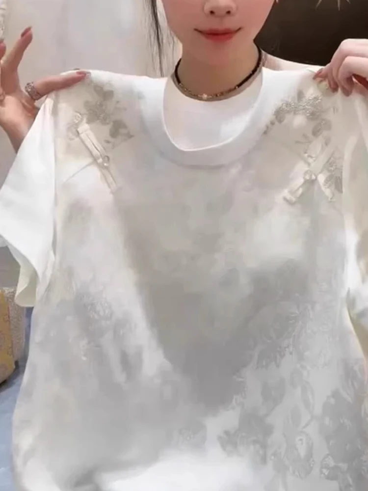 เสื้อยืดสไตล์จีนย้อนยุคทรงหลวมสบายๆ พร้อมดีไซน์ปักลายกระดุม แฟชั่นฤดูร้อนใหม่สำหรับผู้หญิง