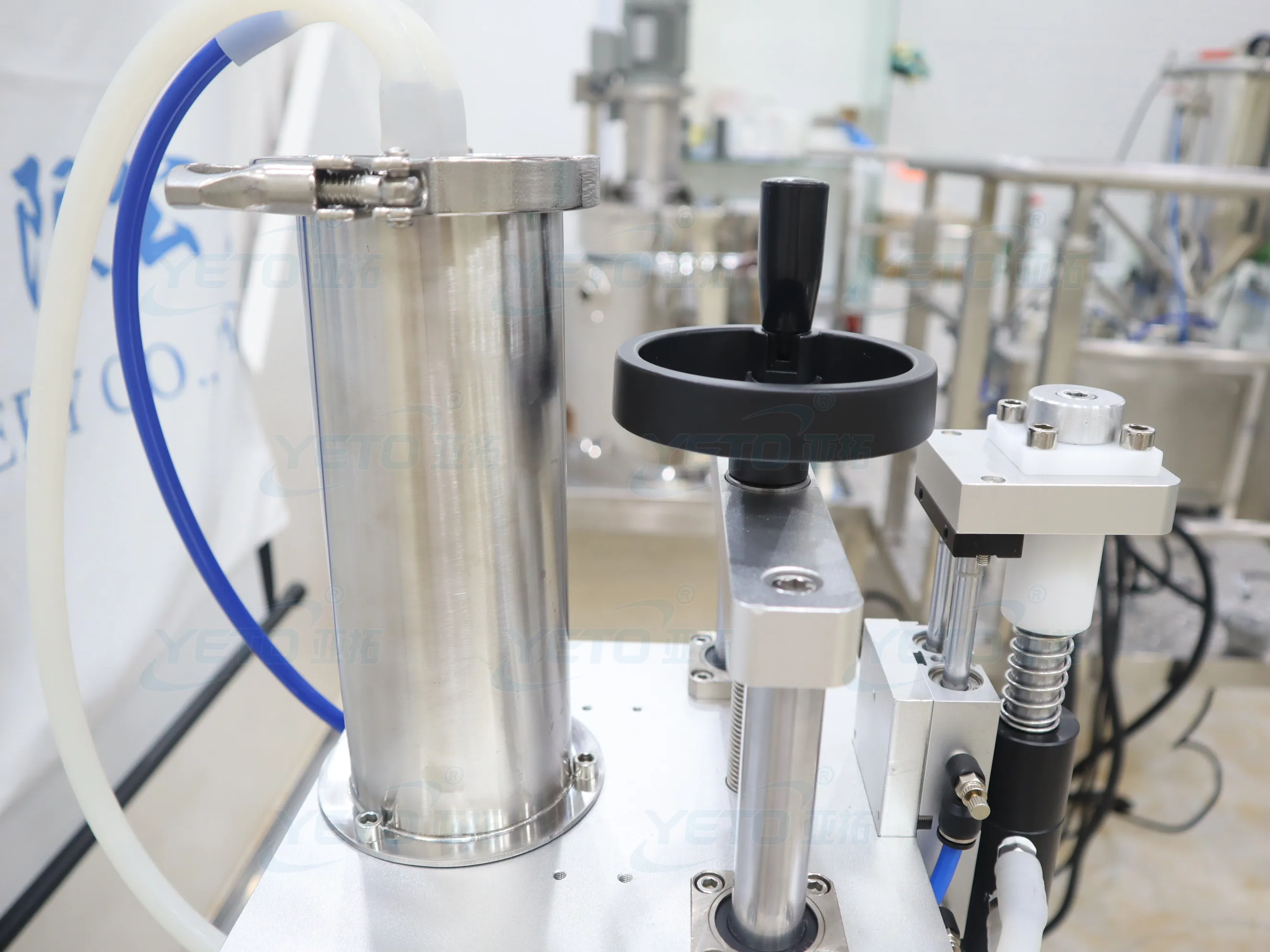 Single Nozzles Pneumatic Semi Automatic Perfume Oil Beverage Cream Food Commodity Glass Plastic Filling Machine For Bottles CE