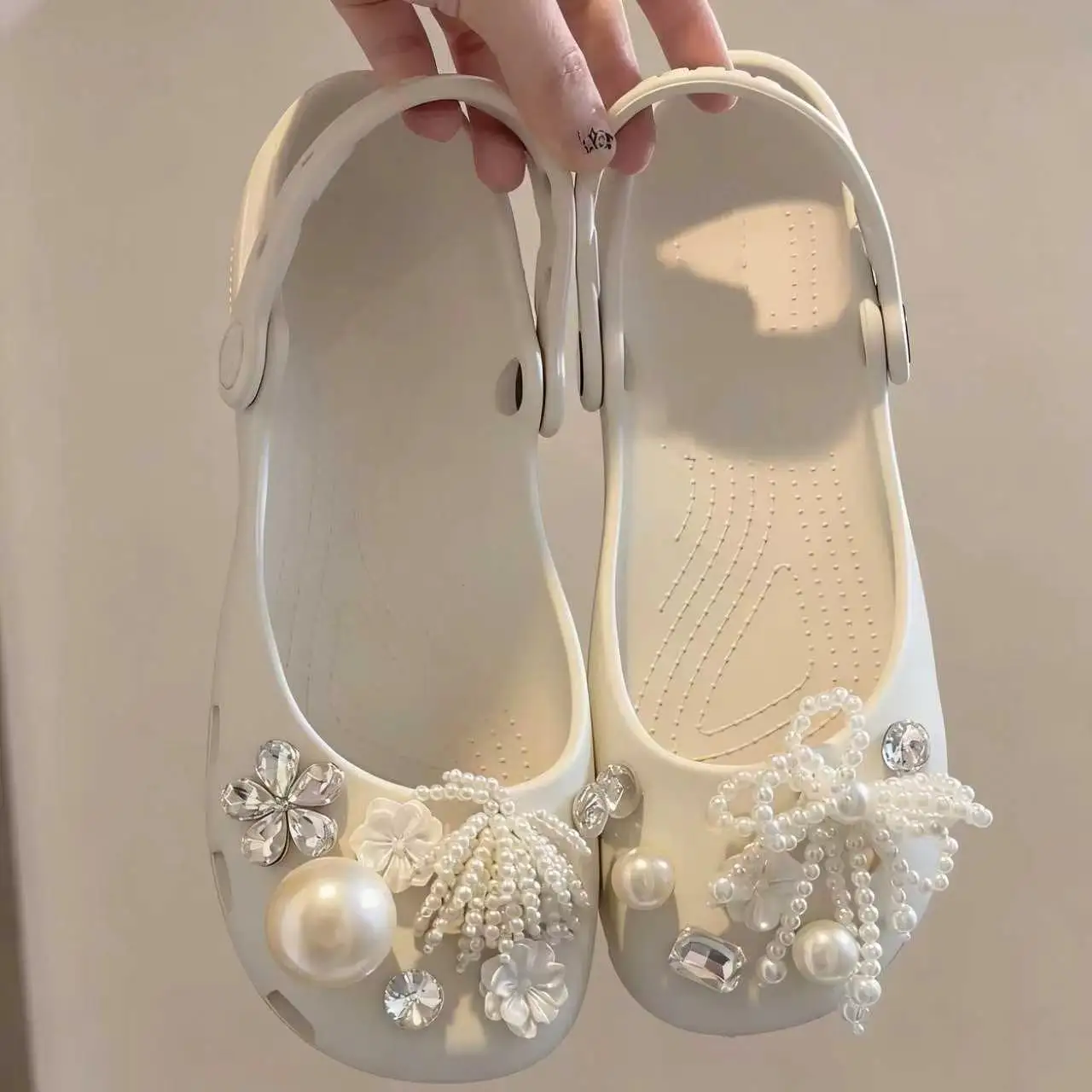 Sapatilhas de balé femininas, sandálias, sapatos femininos com furos, calçados femininos de praia de uma só peça, chinelos frescos para casa, feminino