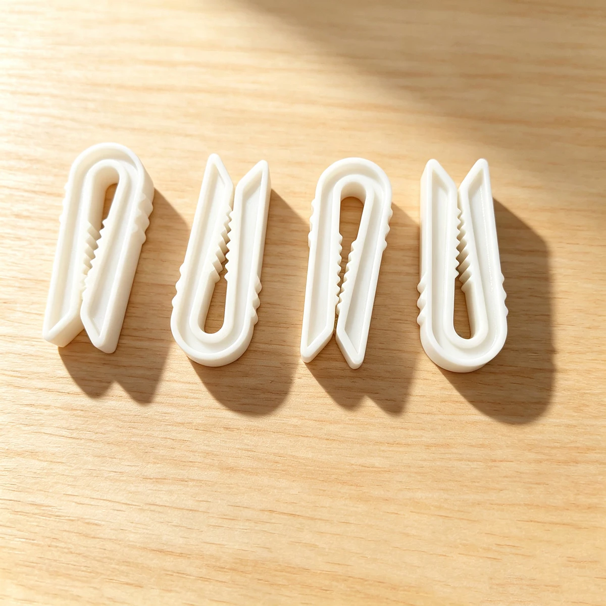 White 4-Pack Strong Food Sealing Clips, Serrated Non-Slip Snack Plastic Bag Sealing Clips, Kitchen Food Preservation Moisture-Proof Bag Clips
