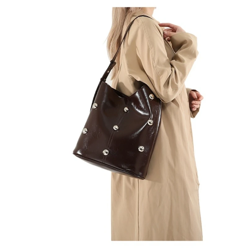 

Глянцевые сумки на плечо из искусственной кожи с большими заклепками, однотонные сумки на ремне с застежкой, большая вместимость, популярные сумки-тоут для женщин