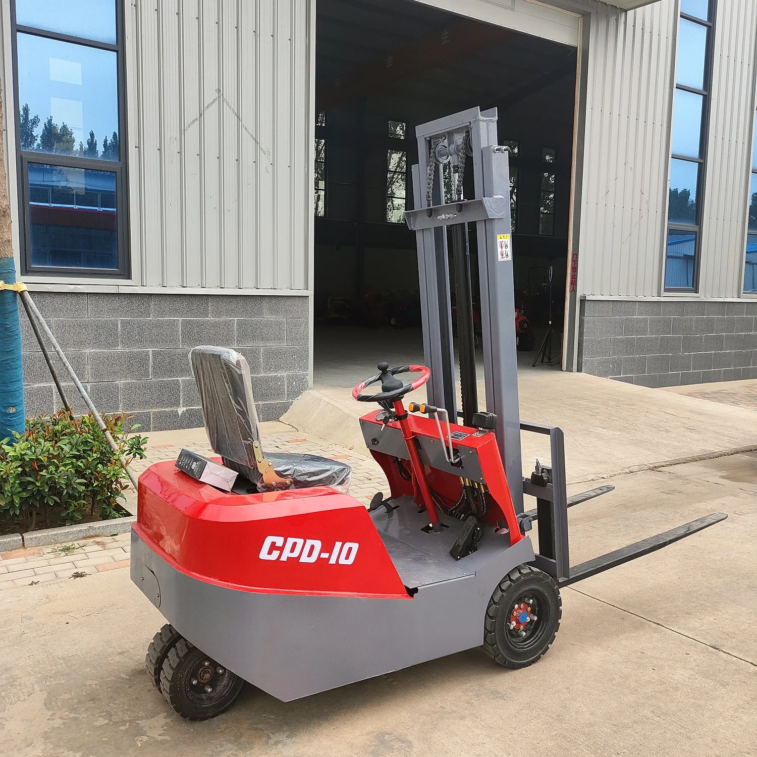 Light electric forklift with high-power motor, 800 kg lifting capacity - economical and practical for pallet handling