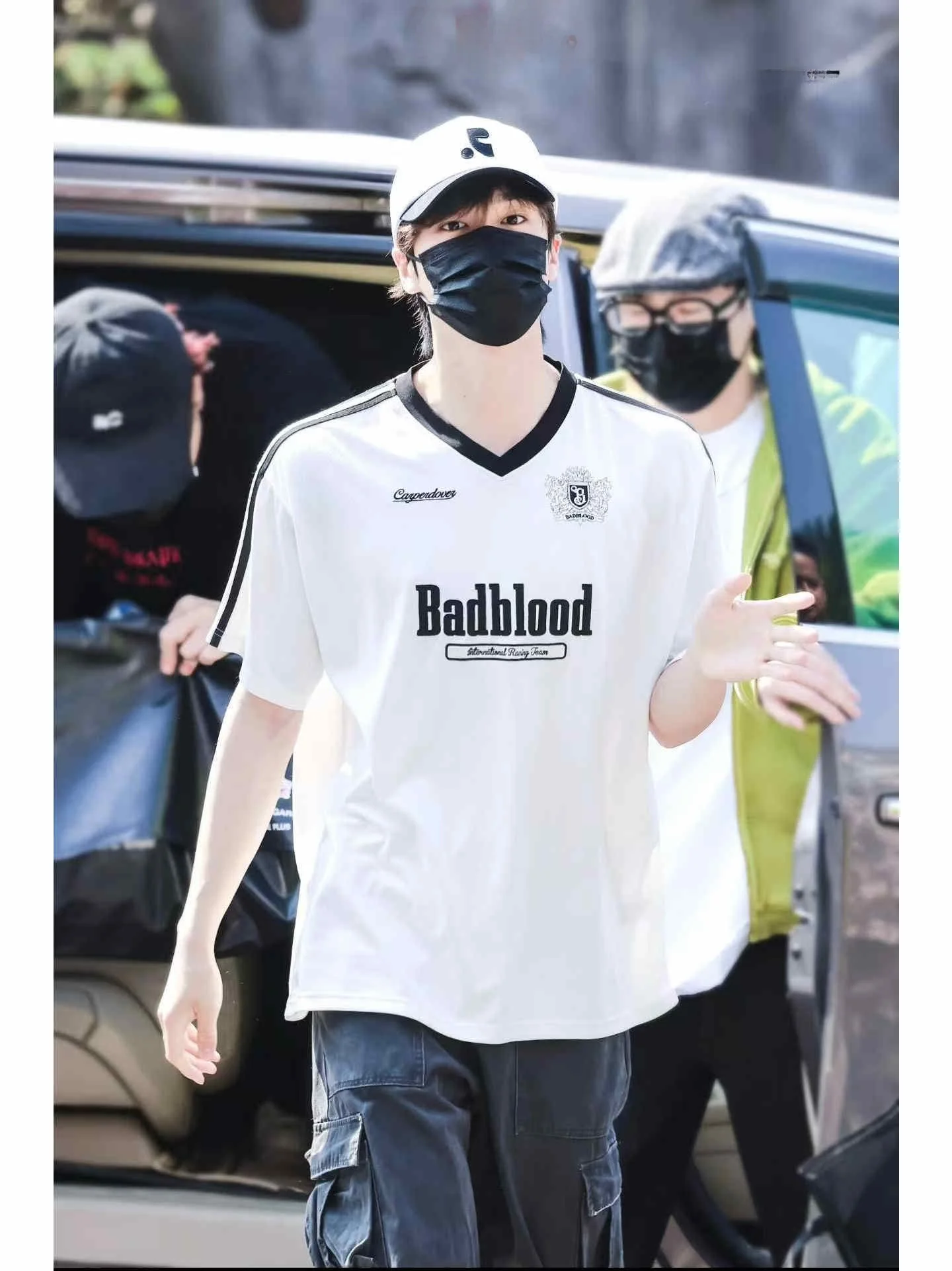 

Свободная футболка V-Ne ort Sve с вышитыми буквами American Sle Повседневная одежда Хлопок Полиэстер Спот-нг средней длины