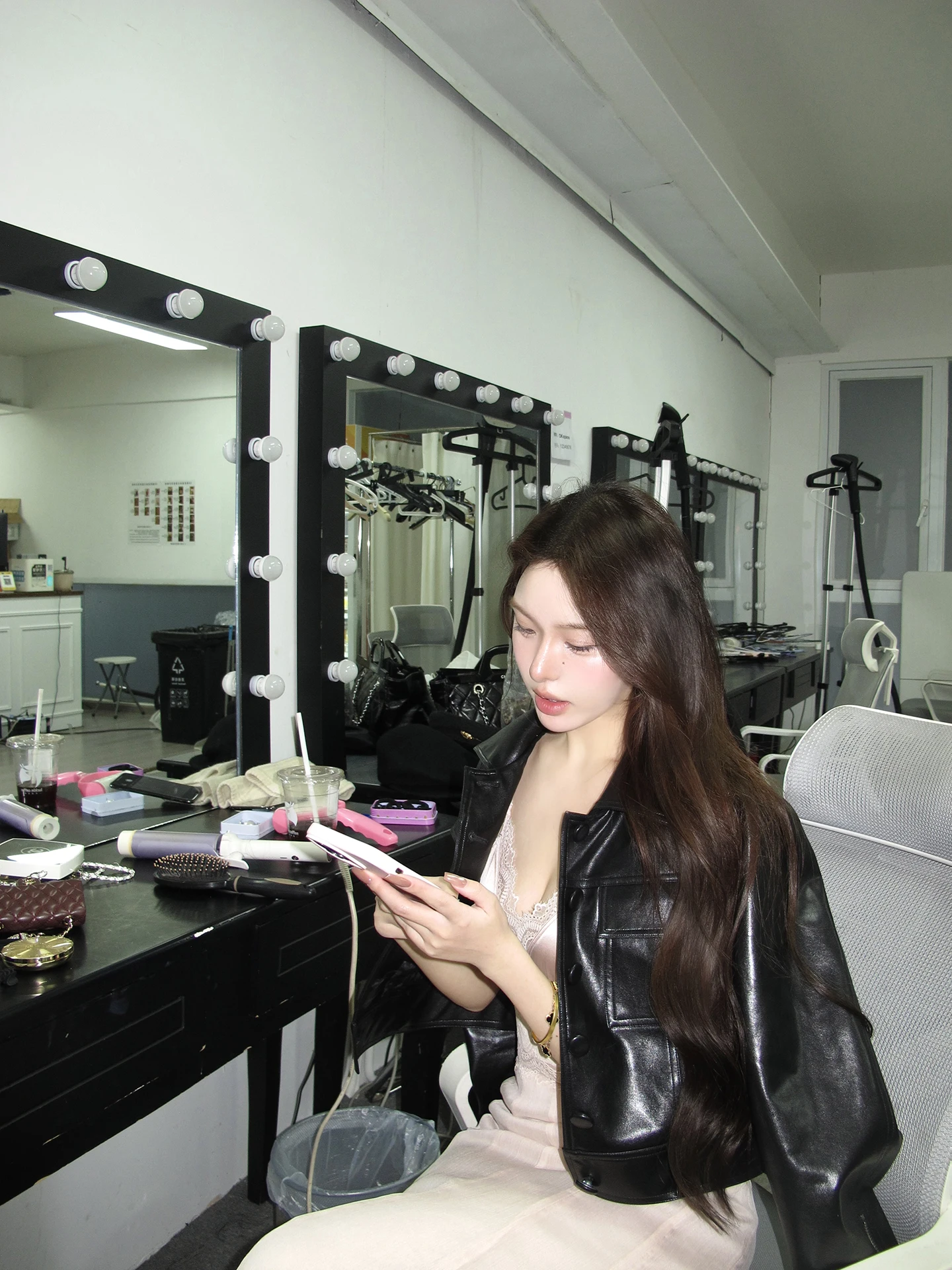 スリムブラックショートクラシックショルダーPUレザージャケットレディース多用途アウタートップOYFFファッショナブルガールスタイル