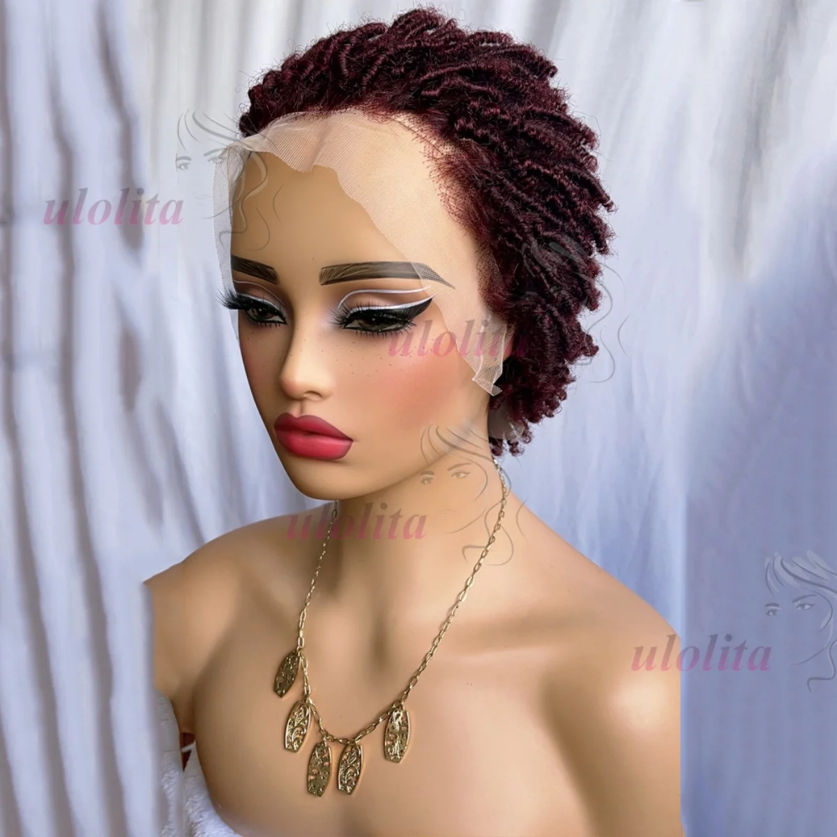 Premium 13x4 Lace Front Kurze Caterpillar Lockige Echthaarperücke in Naturfarbe aus brasilianischem Remy-Haar, geeignet für den täglichen Gebrauch von Frauen. – Detail 11