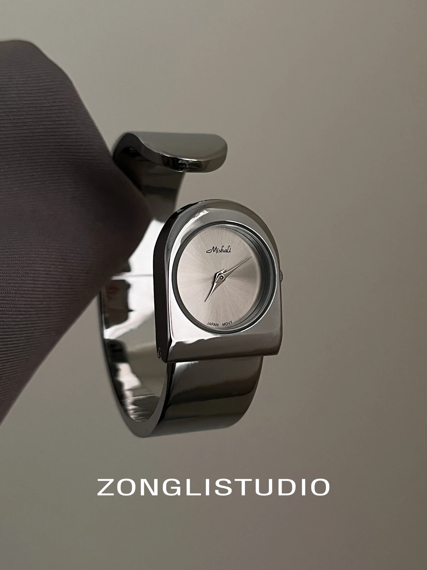 ساعة نسائية فاخرة أصلية، طراز سوار مربع بسيط، ساعة دائرية صغيرة معدنية راقية، ساعة يد عصرية.