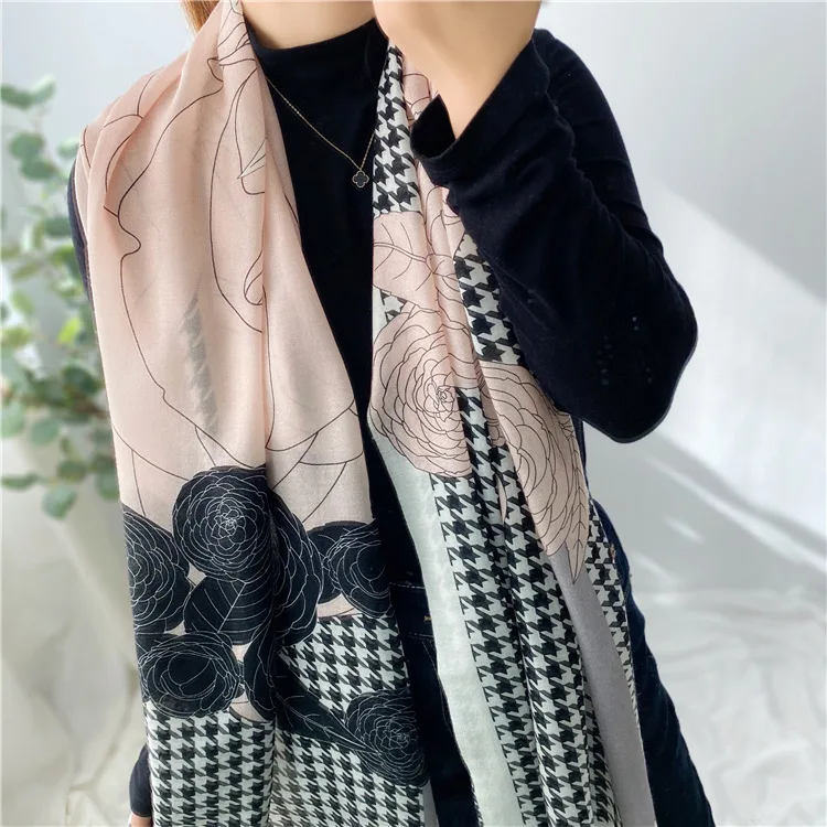 Autumn and winter camellia and Qiandongge water-soluble wool long enlarged scarf