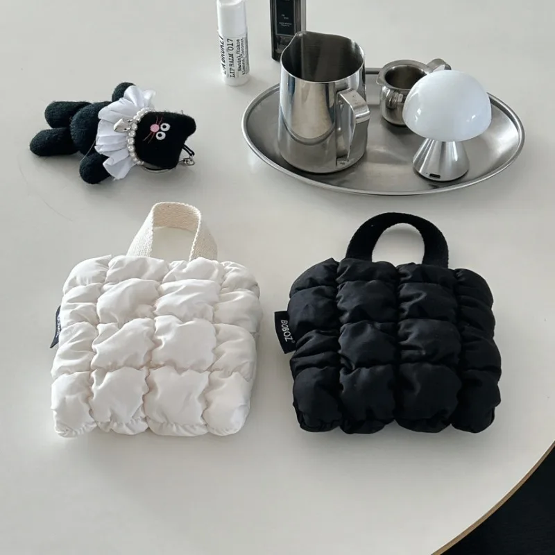 قطعة واحدة من حقيبة مستحضرات التجميل الصغيرة ذات الخصر السحابي، خفيفة الوزن، صلبة، زر إغلاق آمن مع محفظة للعملات المعدنية وحقيبة سماعة الرأس