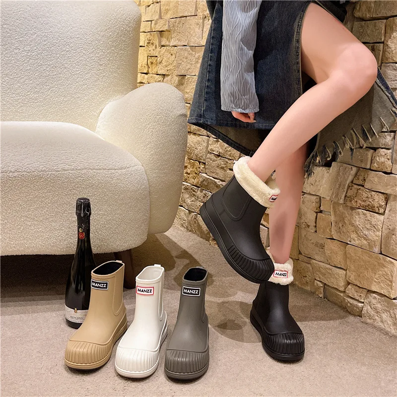 Botas impermeáveis de PVC para mulheres, botas de chuva de meia-panturrilha, sapatos femininos ao ar livre, slip-on em dias chuvosos, nova moda