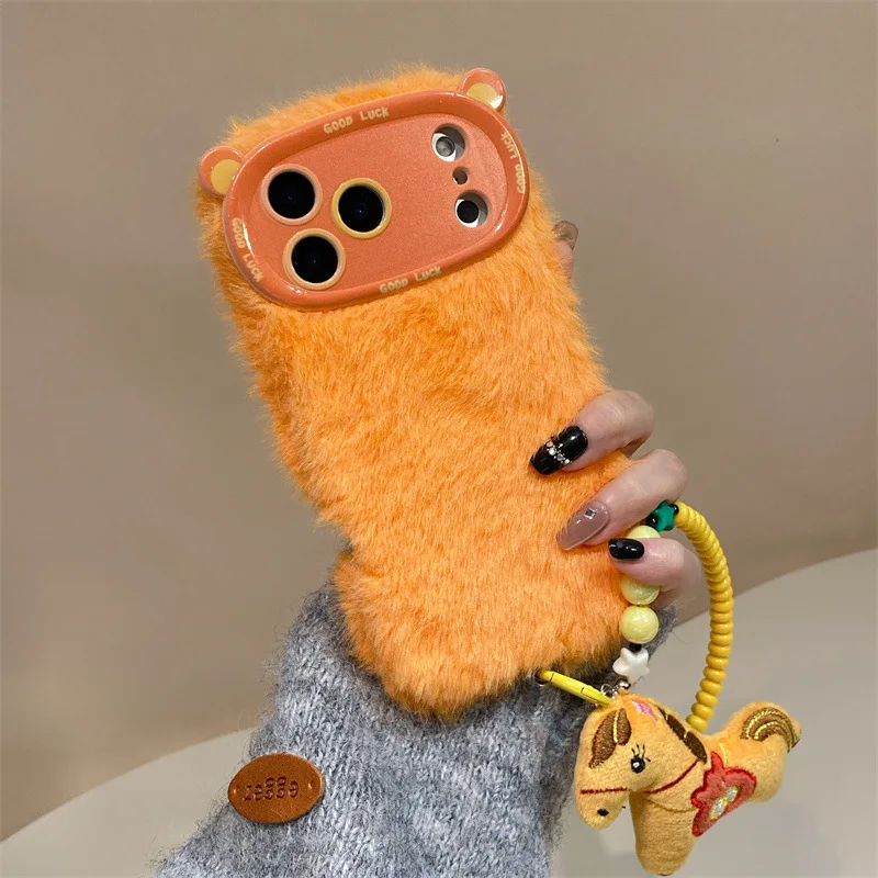 Luxuriöse orangefarbene Plüsch-Telefonhülle mit Pferdeanhänger für iPhone 17, Air 16, 15, 14, 13, 12, 11, Pro Max, stoßfeste Abdeckung