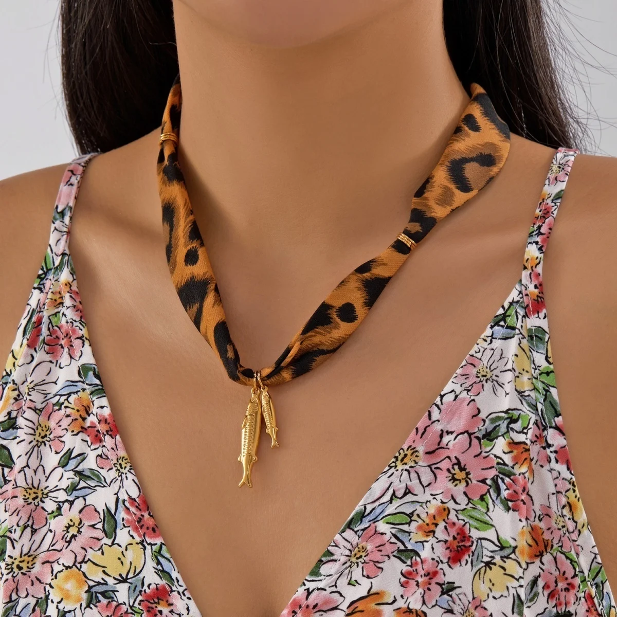 Leopardenmuster-Schalband-Halskette mit Acrylperlen und Edelstahl-Fischanhänger für Damen, Maillard Unregelmäßiger Perlen-Choker-Schmuck – Detail 20