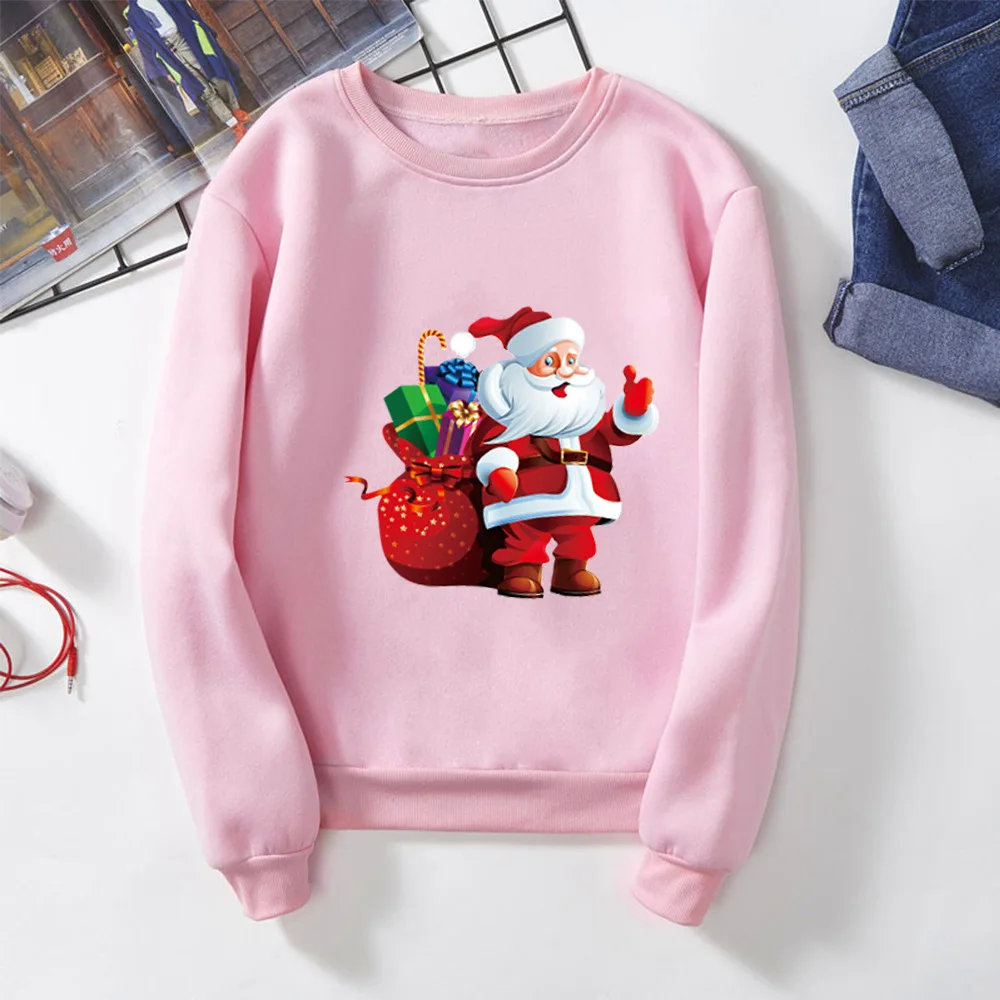 La nueva colección navideña presenta sudaderas con capucha y cuello redondo con estampado de Papá Noel tanto para hombres como para mujeres, llevan un Navidad