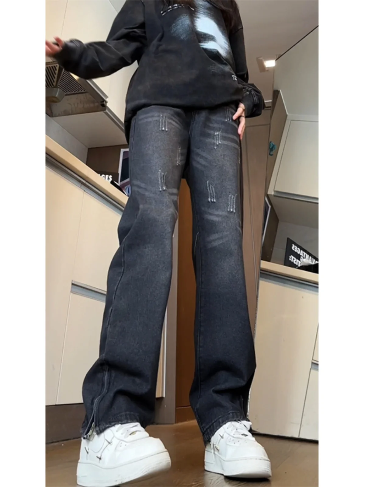 

Мужские джинсы в американском уличном стиле: модный дизайн, с эффектом потертости, прямые, слегка расклешенные, молодежный тренд