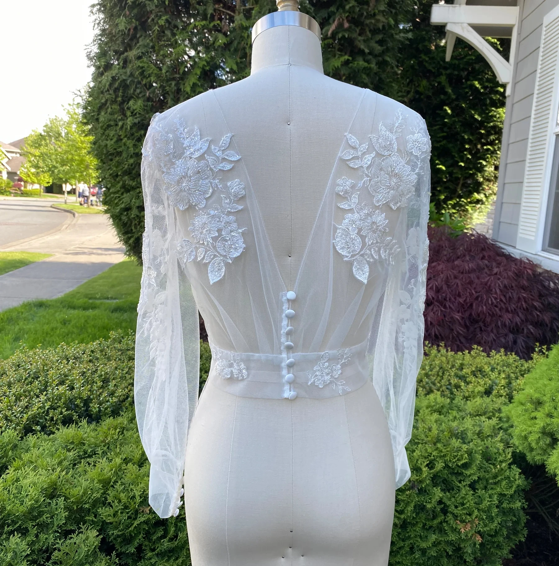 Customized Lace Appliques Wedding Jacket Full Sleeves V Neck Bride Capes Soft Tulle Buttons Back Bridal Shrug Women Accessory