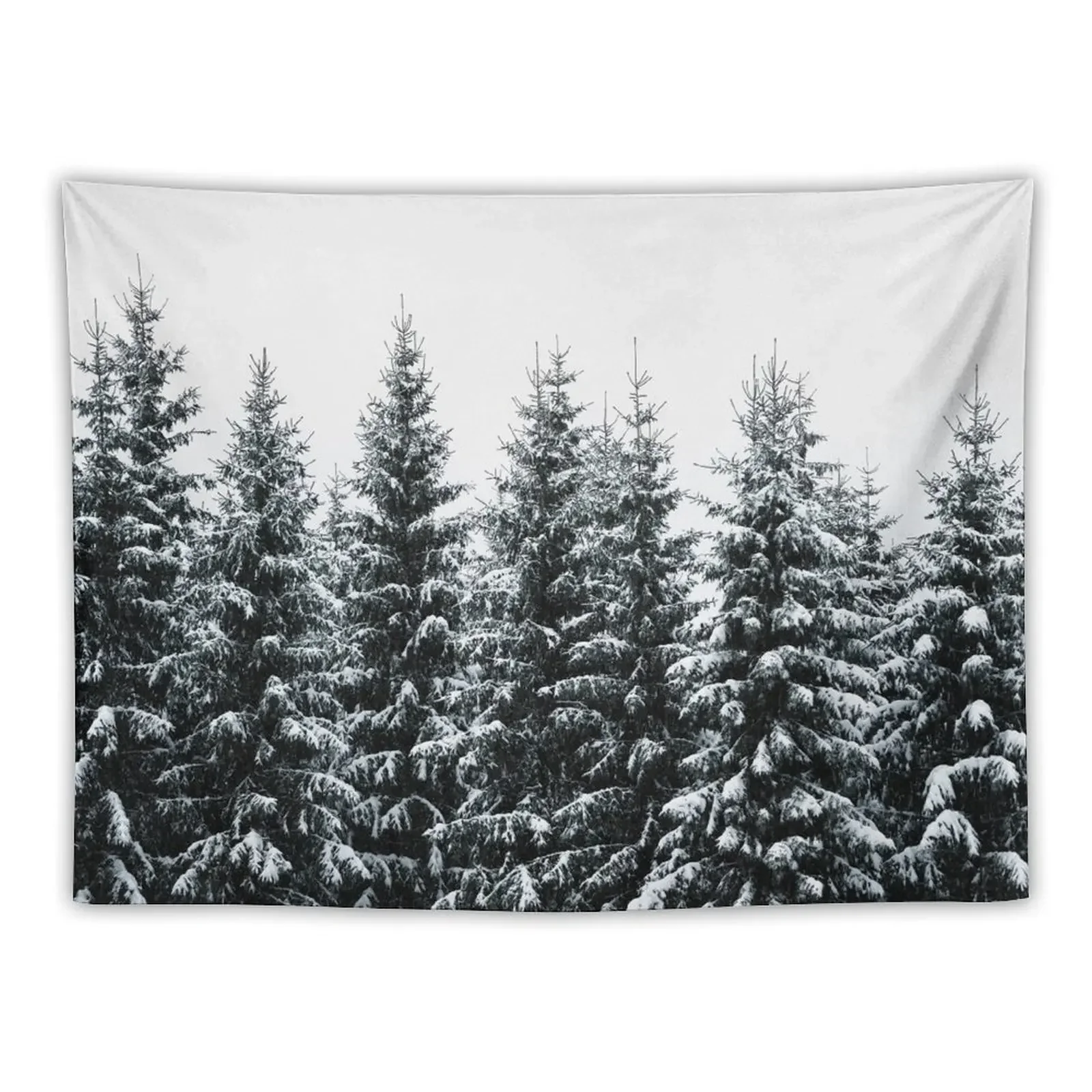 The White Bunch // ミスティ ムーディー フォギー ミルキー ウィンター ワンダーランド フォレスト 魔法の霧で覆われたカスカディアの木々 タペストリー