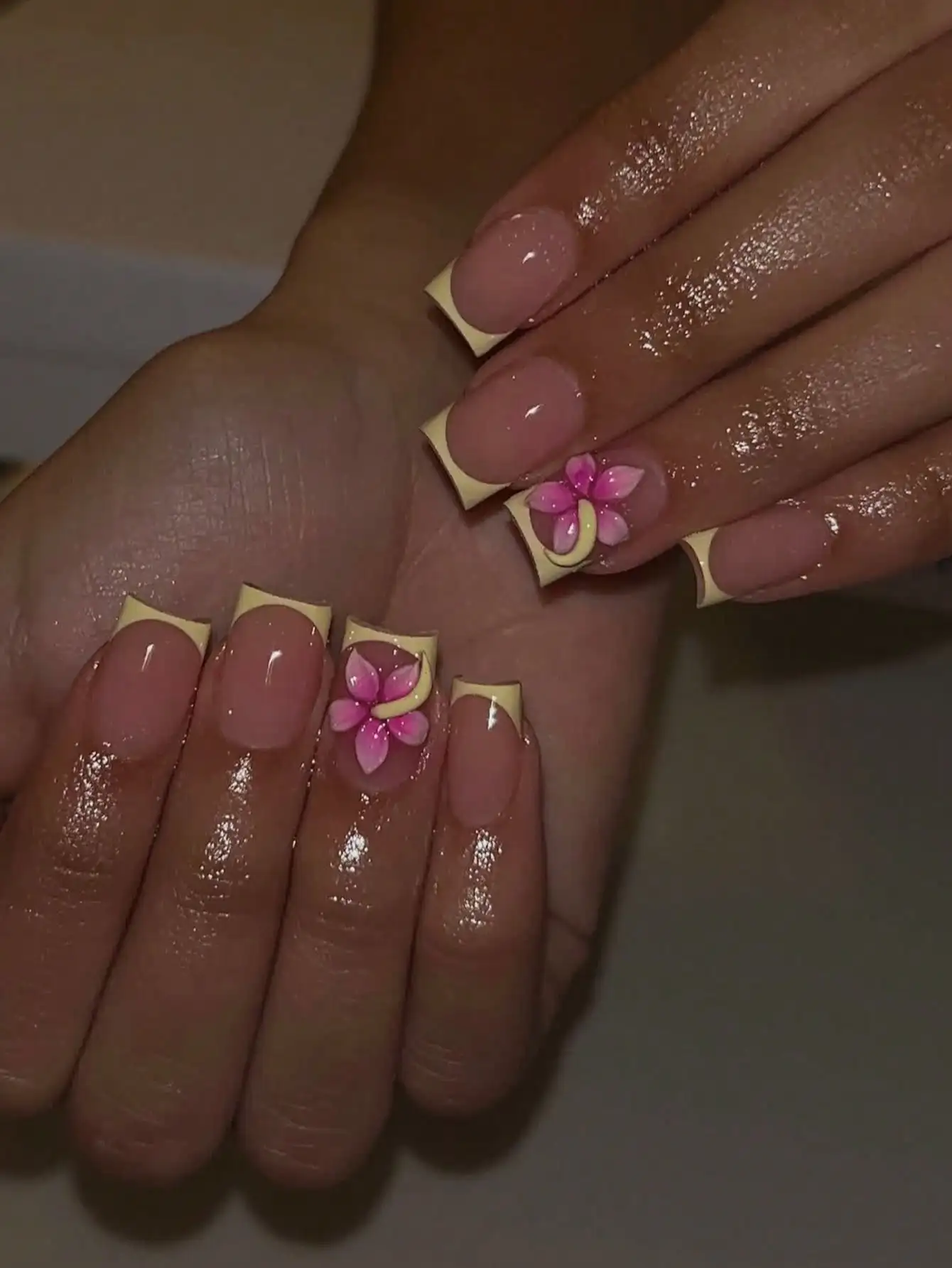10 Pieces of Short Square-Shaped Handmade Nails, Fresh Korean-Style Nude Yellow French False Nails, with Three-Dimensional Pink Flower Decoration, Transparent and Glossy Texture, Durable and Can Be Removed and Re-Worn Repeatedly, Suitable for Girls' Daily Commuting, Dating, and Spring Gatherings