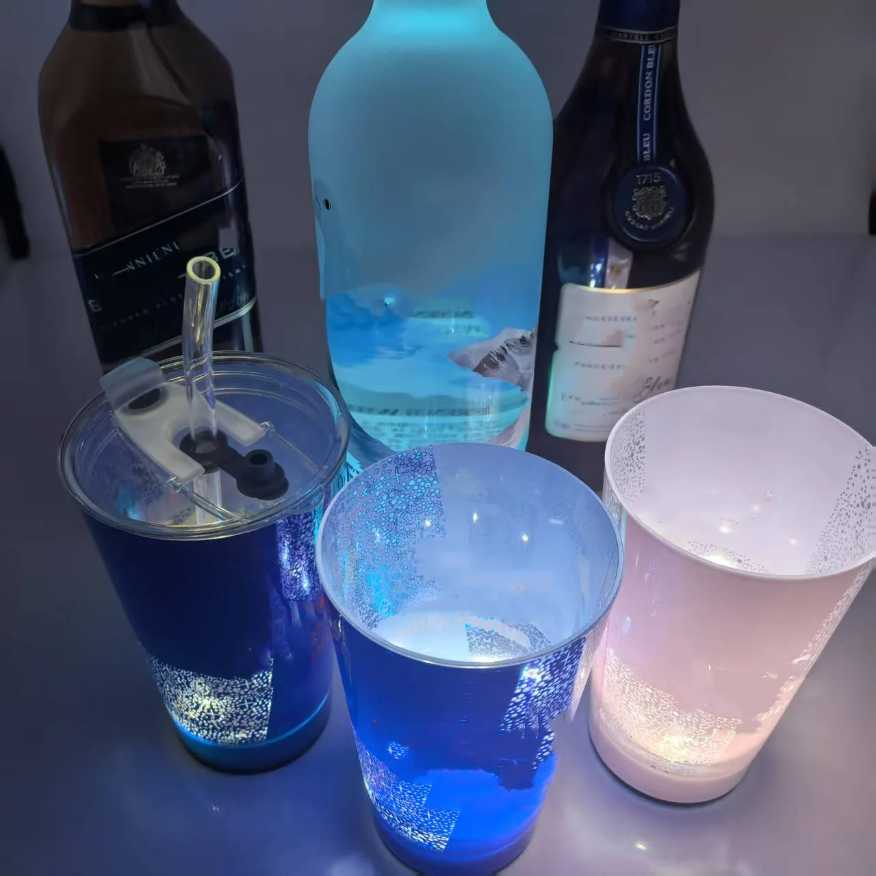 

2025 New LED light-emitting cups with straw lid large-capacity ice cup souvenir cup wholesale customization