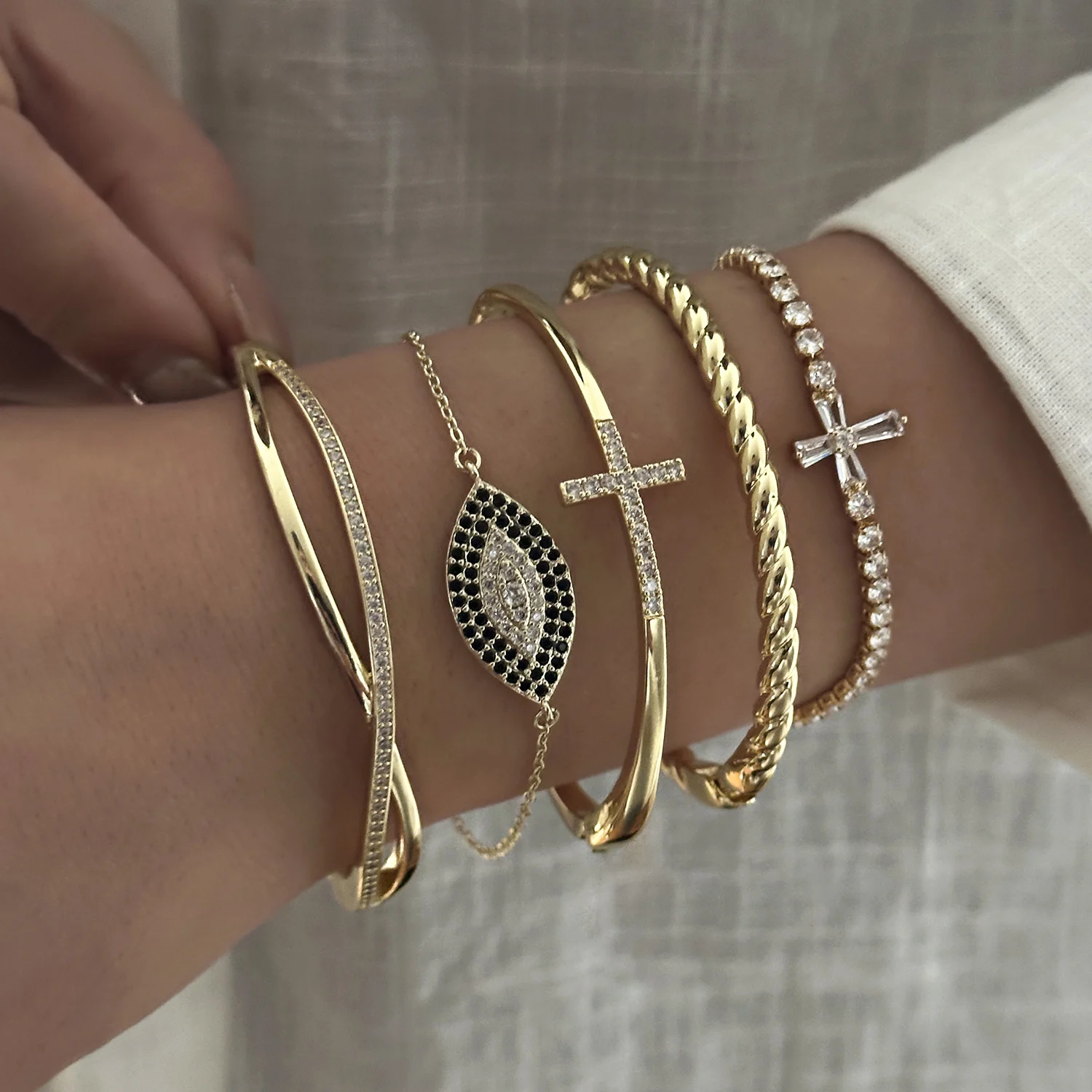 Trendige Vergoldete Edelstahl-Armreifen für Damen und Herren Funkelnde Kubische Zirkonia CZ Kreuz-Armreifen Charms Party-Schmuck Geschenke – Detail 4