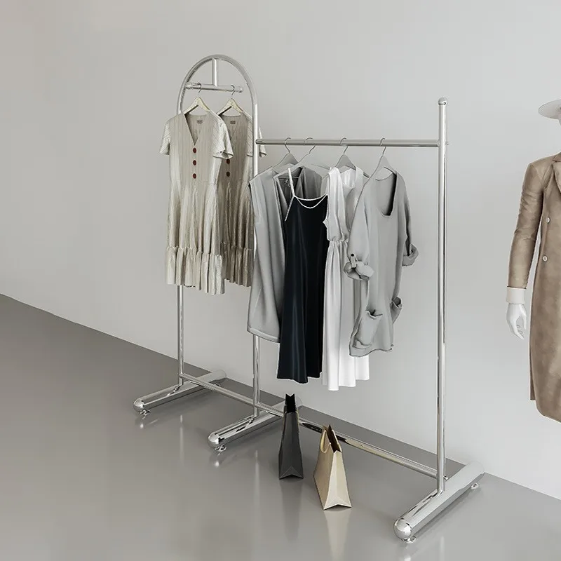 Benutzerdefiniert. Bekleidungsgeschäft Display Rack Boden Display Rack Edelstahl gebürstet Silber Kleiderbügel Internet Hot Damen Tuch