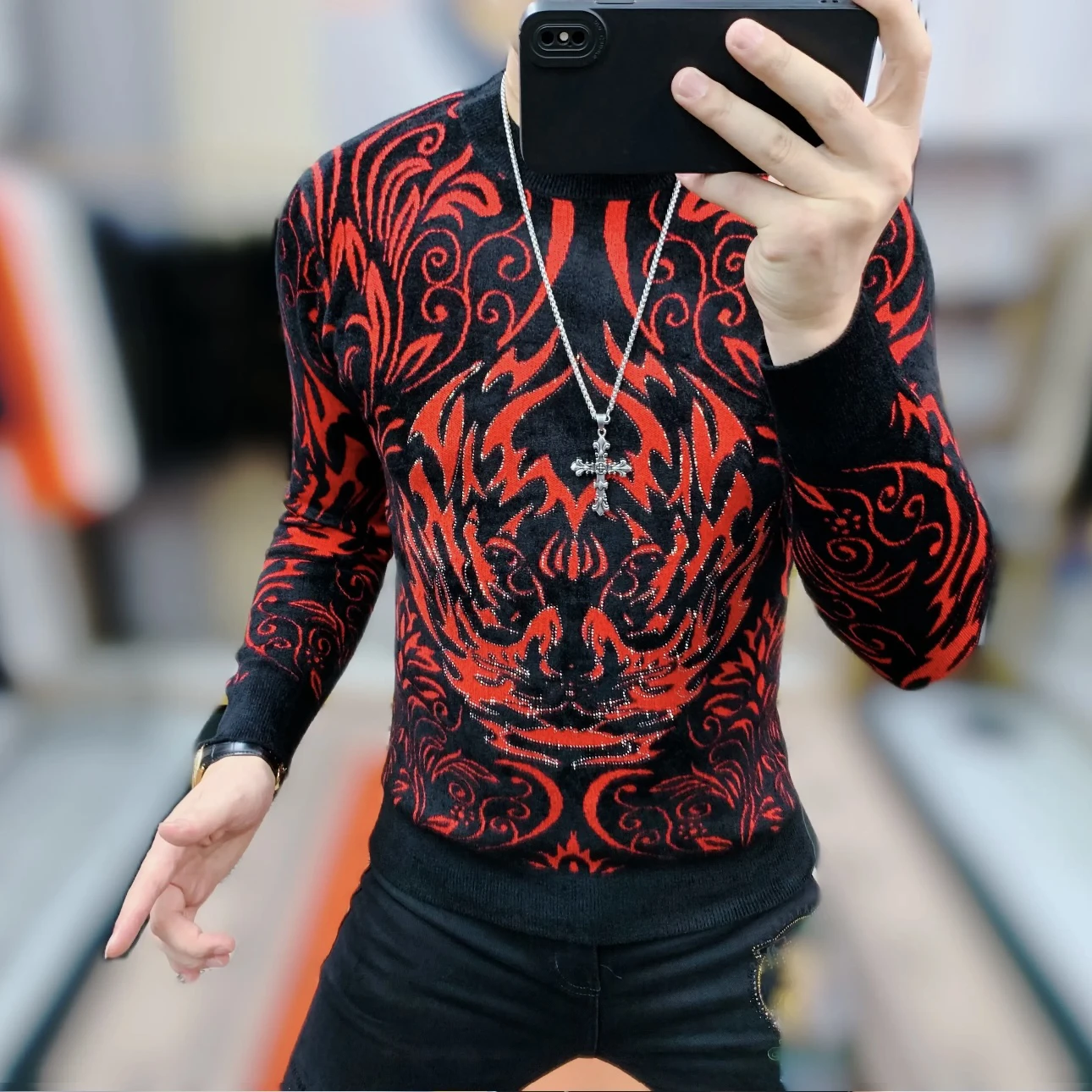 

Модный мужской свитер из бархатного трикотажа с круглым вырезом, приталенный, с вышивкой и стразами, европейский стиль, зимняя новинка